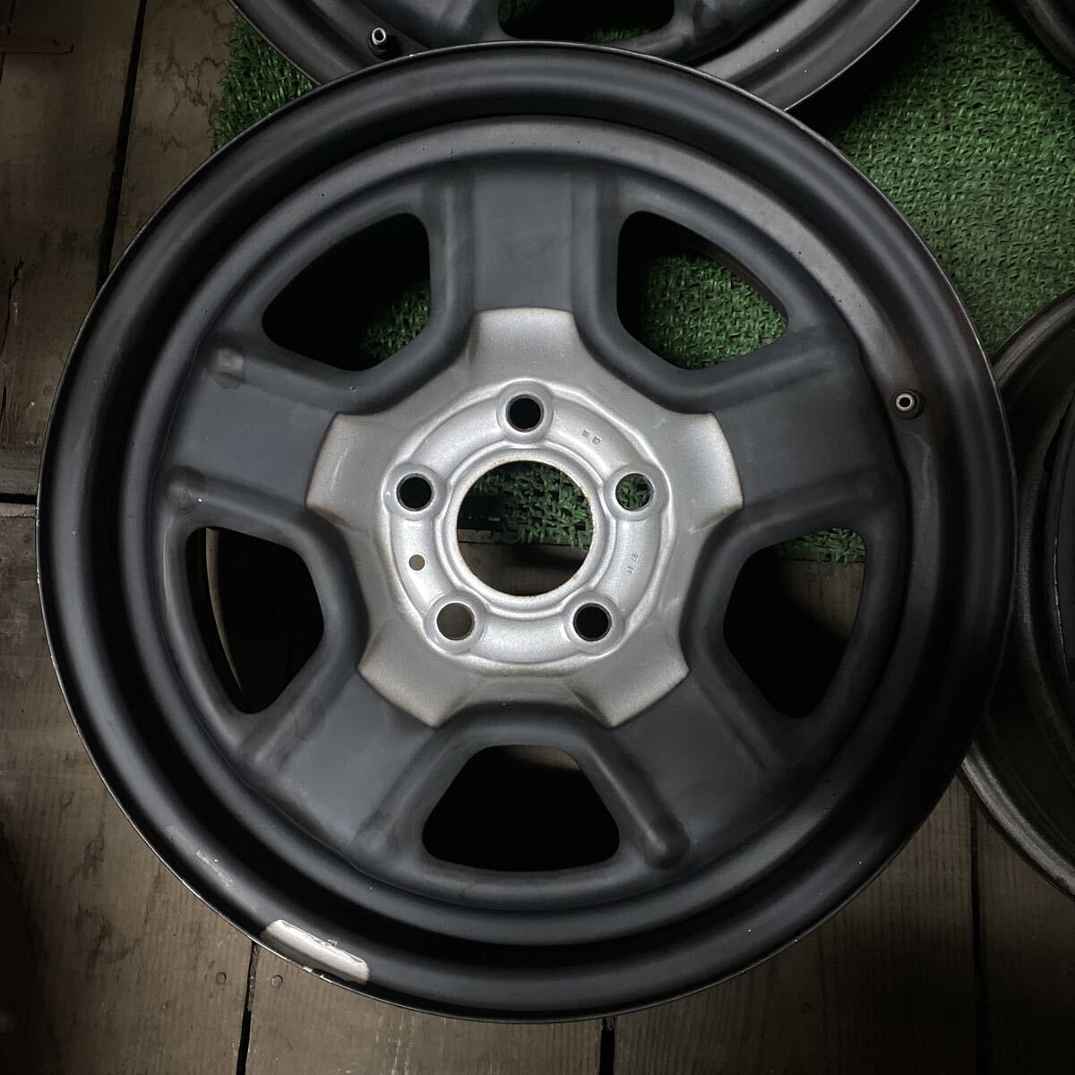 ジープ純正ホイール 16インチ 16×6.5J+40 PCD114.3-5H ハブ68mm 沖縄離島発送不可 _画像2