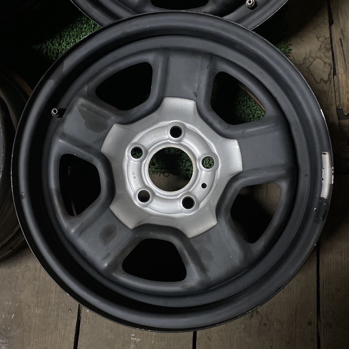 ジープ純正ホイール 16インチ 16×6.5J+40 PCD114.3-5H ハブ68mm 沖縄離島発送不可 _画像3