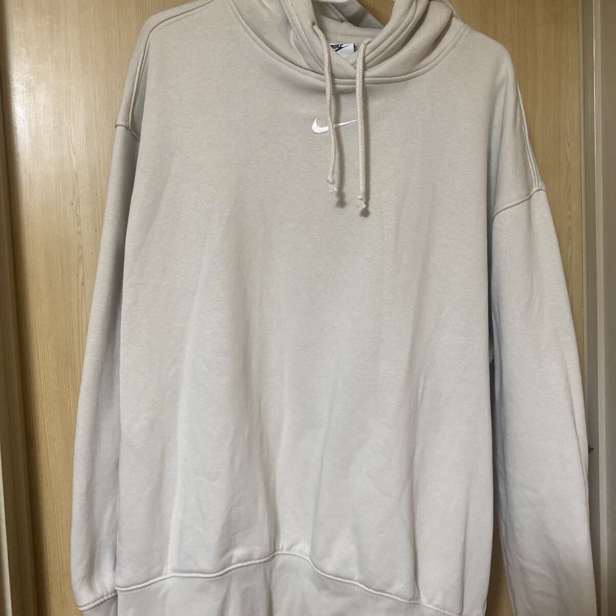 人気商品即完売　Nike フード付きパーカー ライトグレー　超美品_画像3