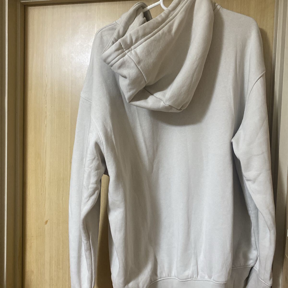 人気商品即完売　Nike フード付きパーカー ライトグレー　超美品_画像4