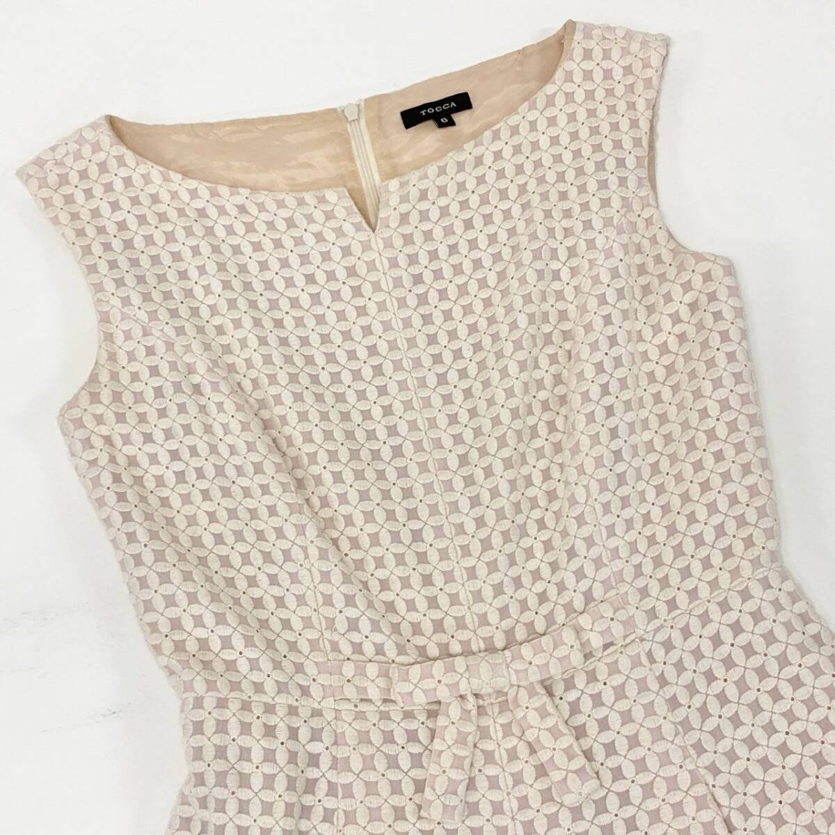 47k5 TOCCA トッカ CLOVER クローバードレス ノースリーブワンピース 総柄 刺繍 ウエストリボン OPTOYM0250 0 ピンク オフホワイトo07t_画像4