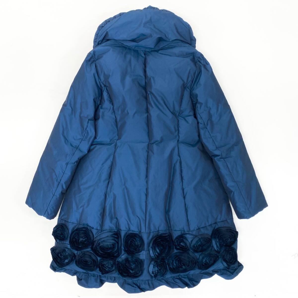 40k18【美品】SHIZUKA KOMURO シズカコムロ ダウンコート ロングコート 薔薇 Aライン 42サイズ ネイビー レディースu02t_画像2