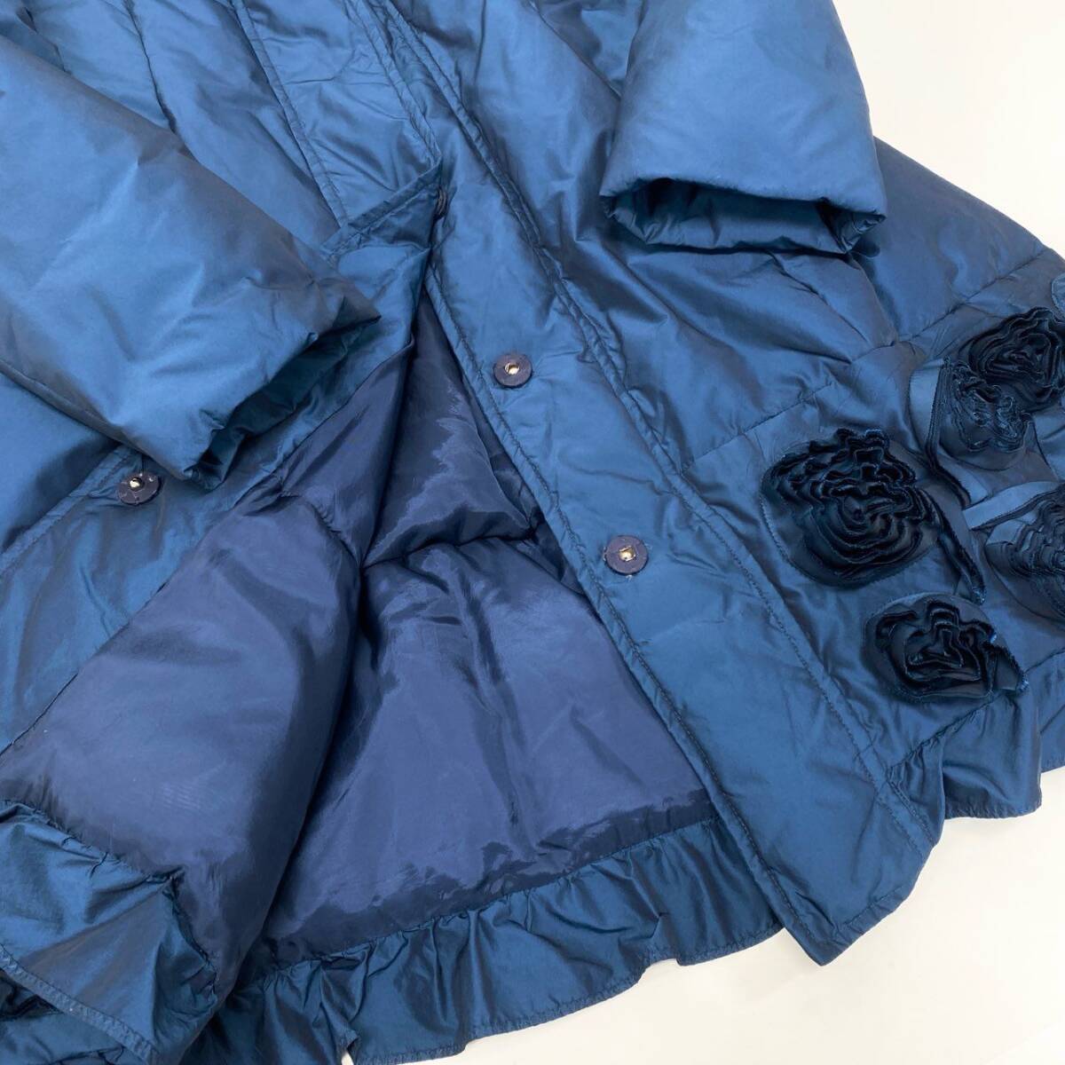 40k18【美品】SHIZUKA KOMURO シズカコムロ ダウンコート ロングコート 薔薇 Aライン 42サイズ ネイビー レディースu02t_画像4