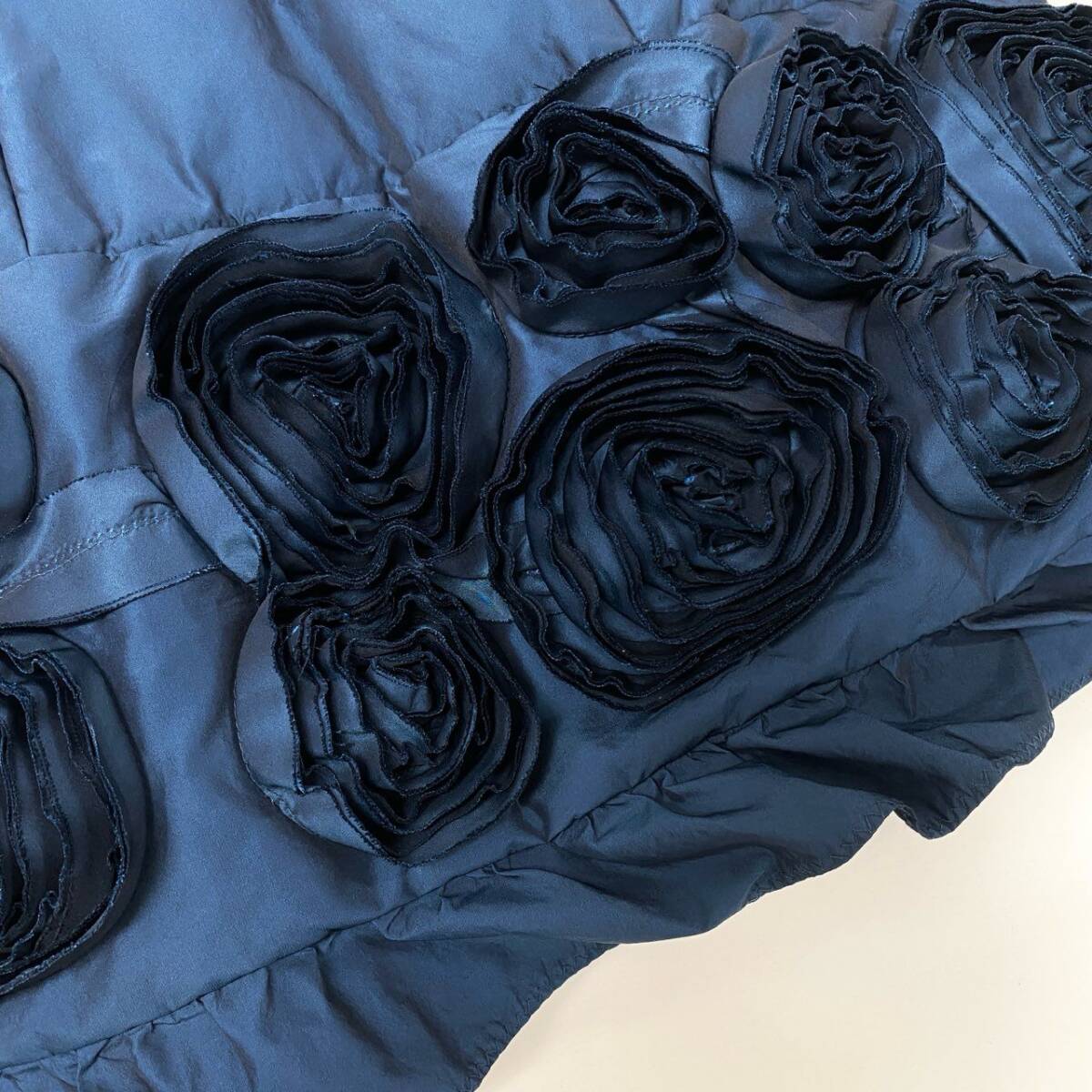 40k18【美品】SHIZUKA KOMURO シズカコムロ ダウンコート ロングコート 薔薇 Aライン 42サイズ ネイビー レディースu02t_画像6