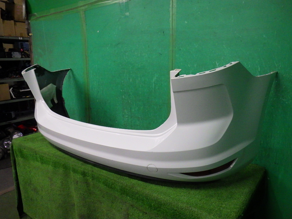 トゥーラン[5T系 1TCZD]リアバンパー LC9A白_画像2