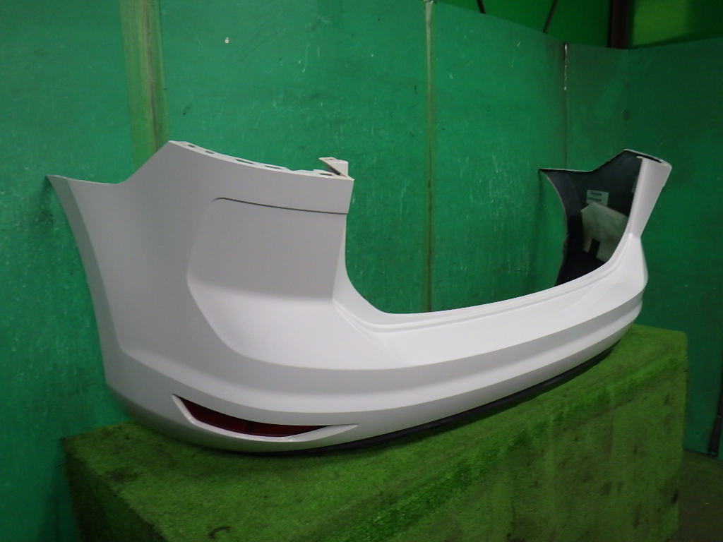 トゥーラン[5T系 1TCZD]リアバンパー LC9A白_画像3