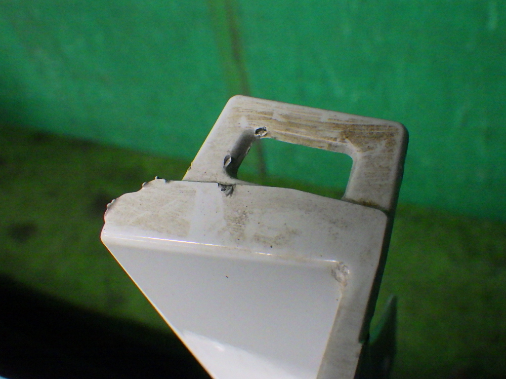 トゥーラン[5T系 1TCZD]リアバンパー LC9A白_画像4