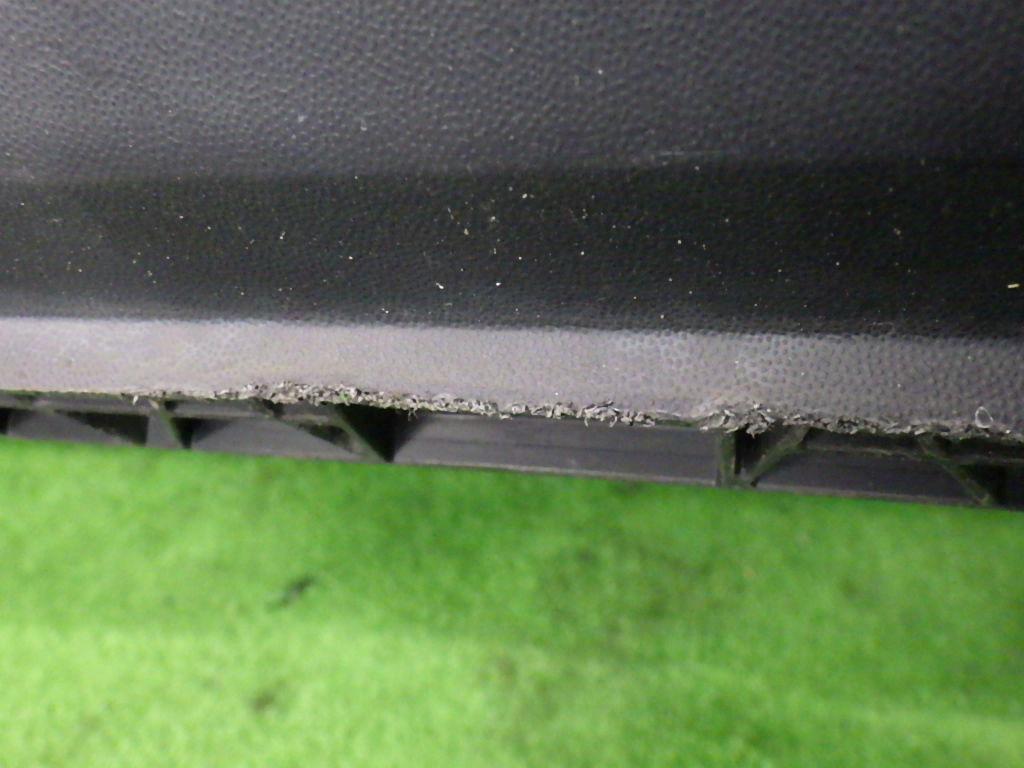 トゥーラン[5T系 1TCZD]リアバンパー LC9A白_画像8