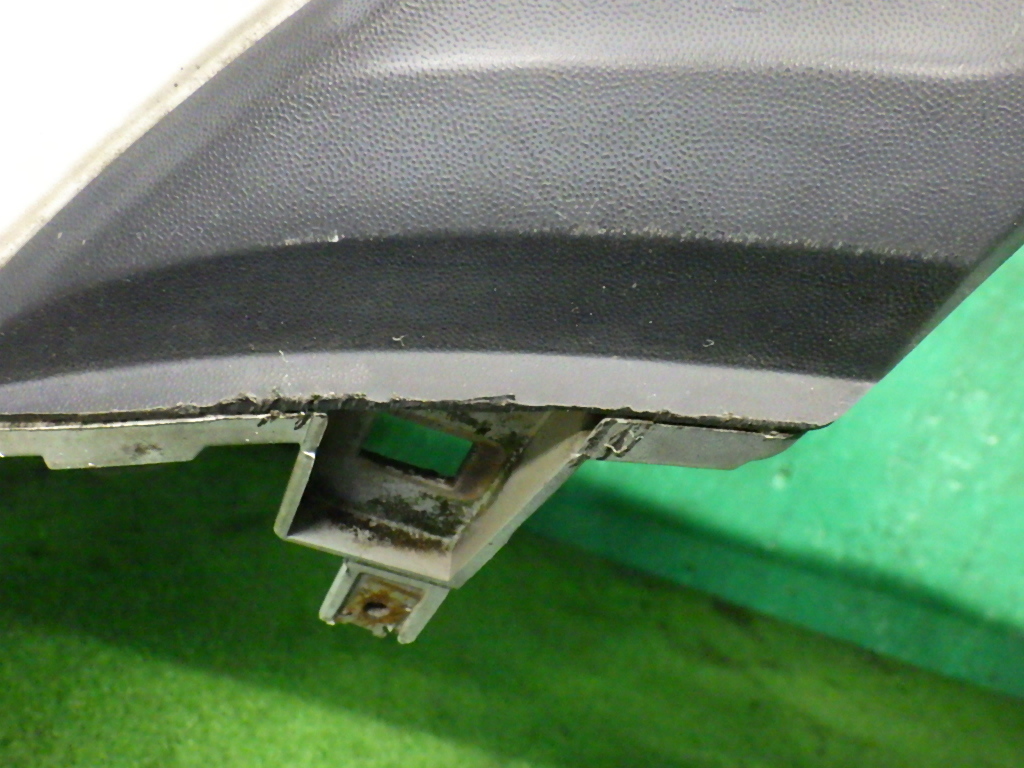 トゥーラン[5T系 1TCZD]リアバンパー LC9A白_画像9