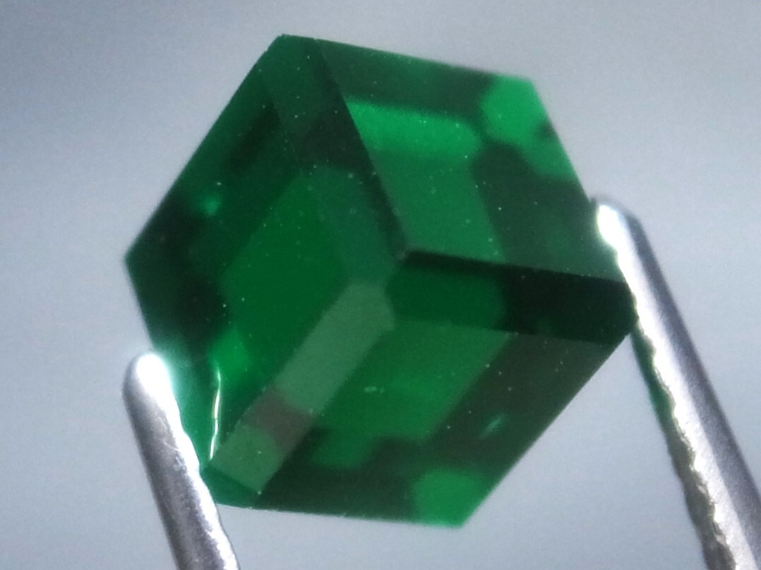 4.53ct b 新品・6㎜ エメラルドカラーキューブカット合成人造宝石ヤグセラミック ＹＡＧ （イットリウム・アルミニウム・ガーネット_画像6
