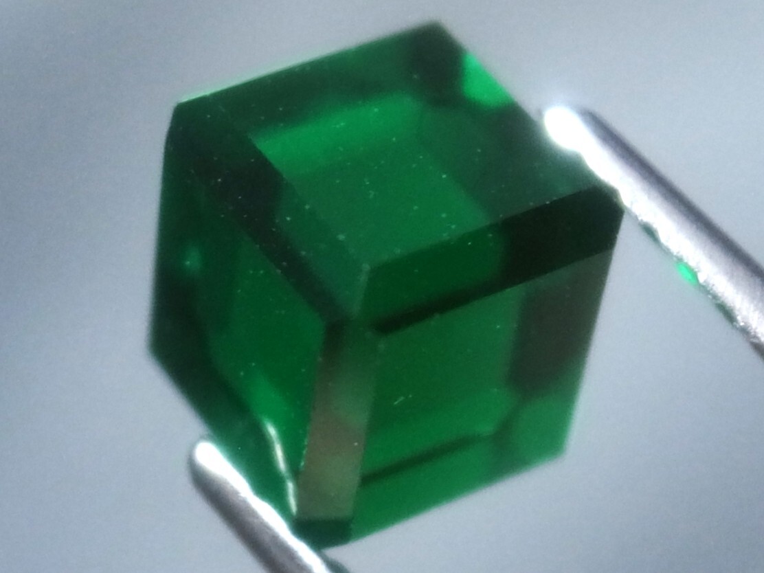 4.53ct b 新品・6㎜ エメラルドカラーキューブカット合成人造宝石ヤグセラミック ＹＡＧ （イットリウム・アルミニウム・ガーネット_画像1