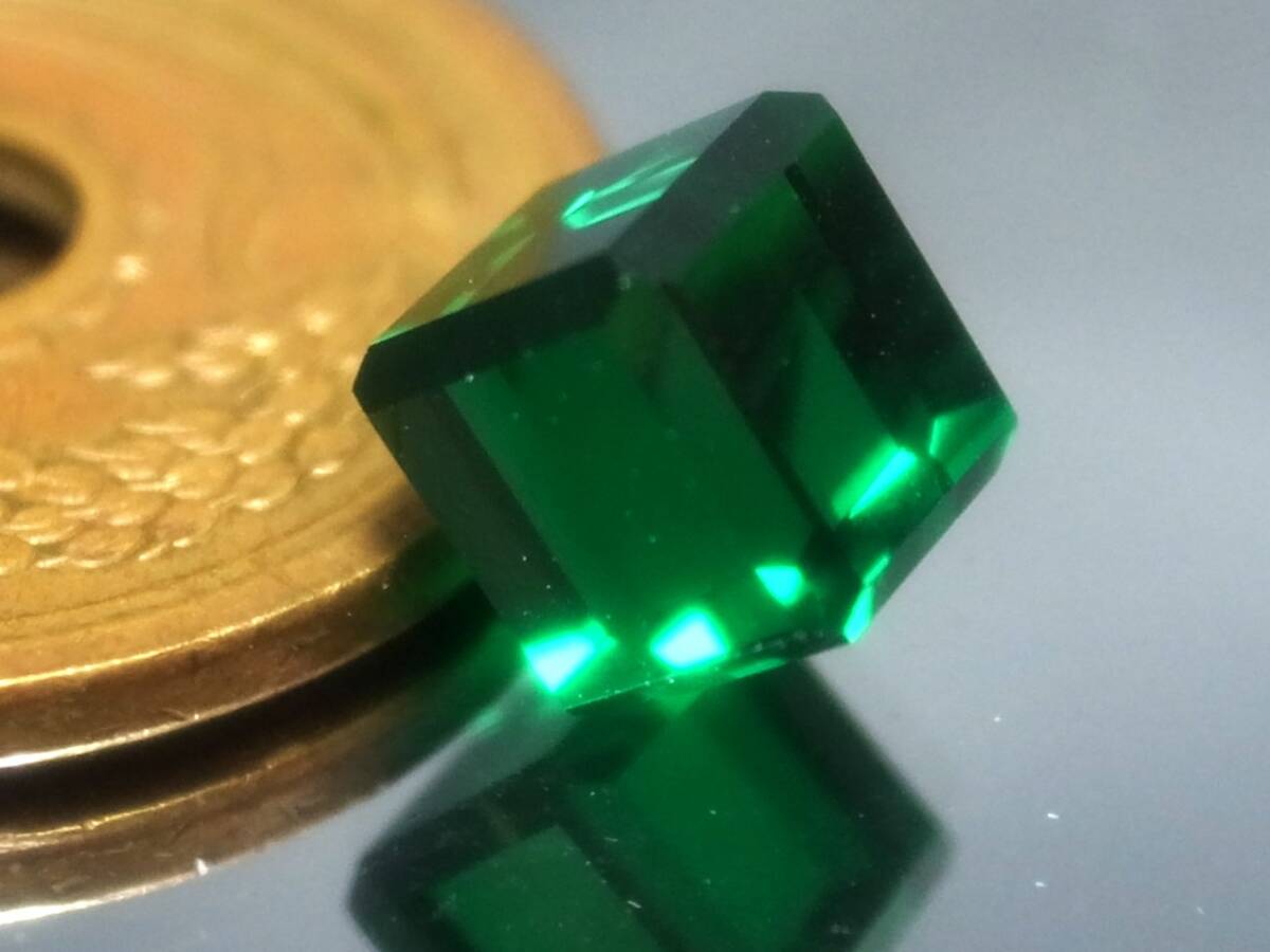 4.53ct b 新品・6㎜ エメラルドカラーキューブカット合成人造宝石ヤグセラミック ＹＡＧ （イットリウム・アルミニウム・ガーネット_画像2