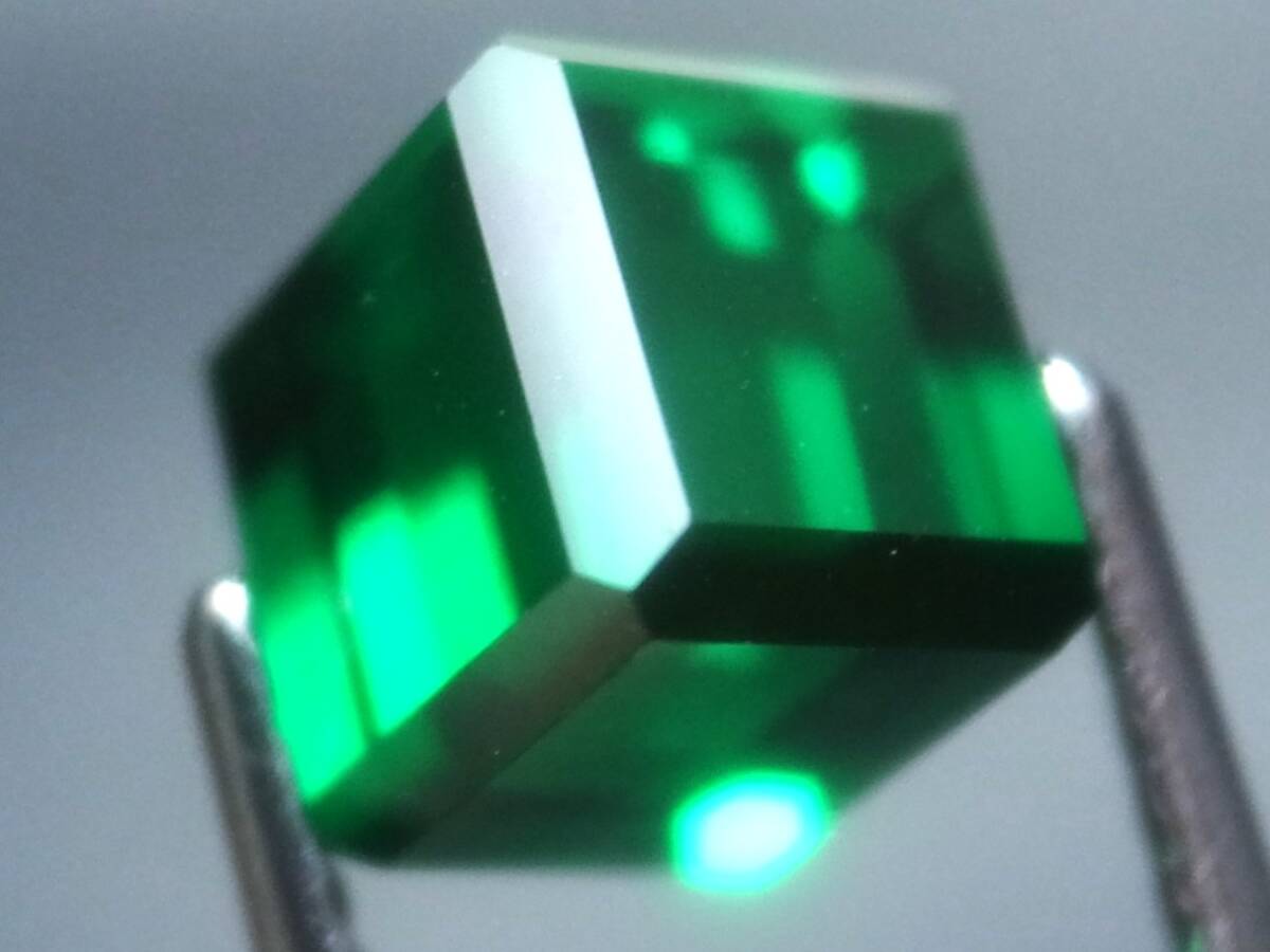 4.53ct b 新品・6㎜ エメラルドカラーキューブカット合成人造宝石ヤグセラミック ＹＡＧ （イットリウム・アルミニウム・ガーネット_画像3
