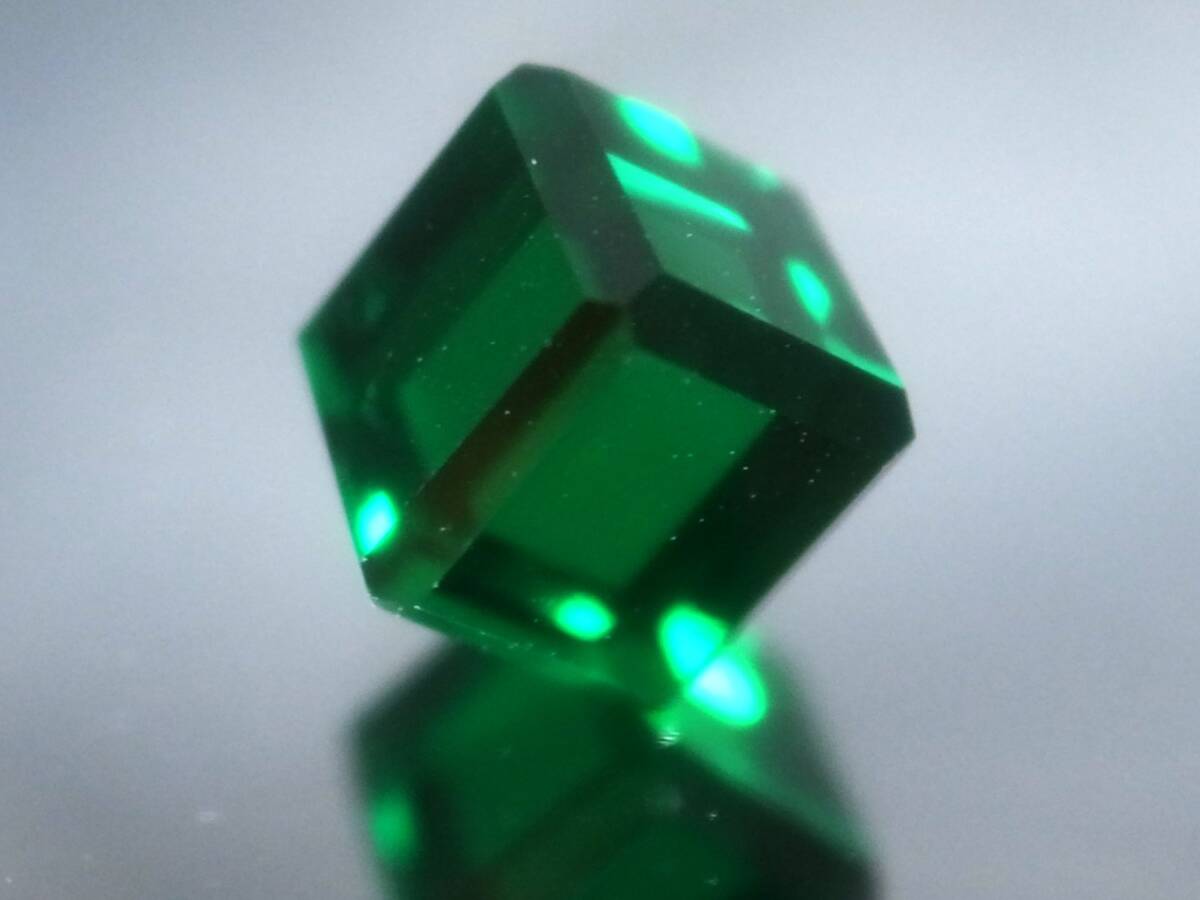 4.53ct b 新品・6㎜ エメラルドカラーキューブカット合成人造宝石ヤグセラミック ＹＡＧ （イットリウム・アルミニウム・ガーネット_画像4