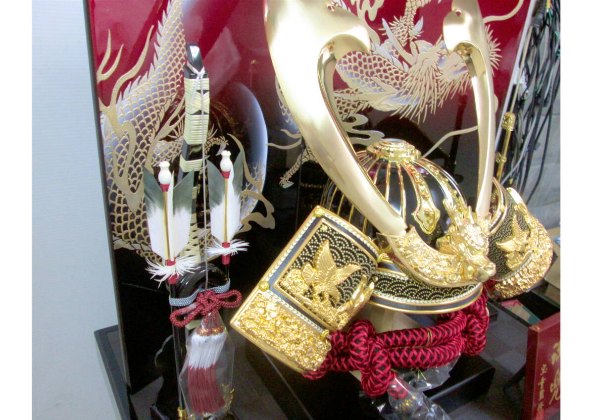 《511007》五月人形 ② / 宝童 着用兜収納飾り 阿古虻貫前 25号 登龍 メタリックマルーン ※人形店 展示品_画像3