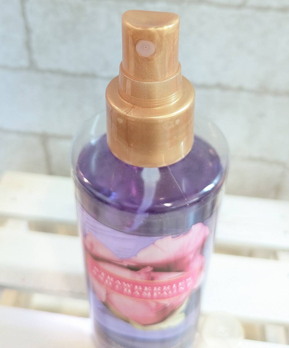 ヴィクトリアズ・シークレット ストロベリーズ アンド シャンパン 250ml　ボディミスト_画像2