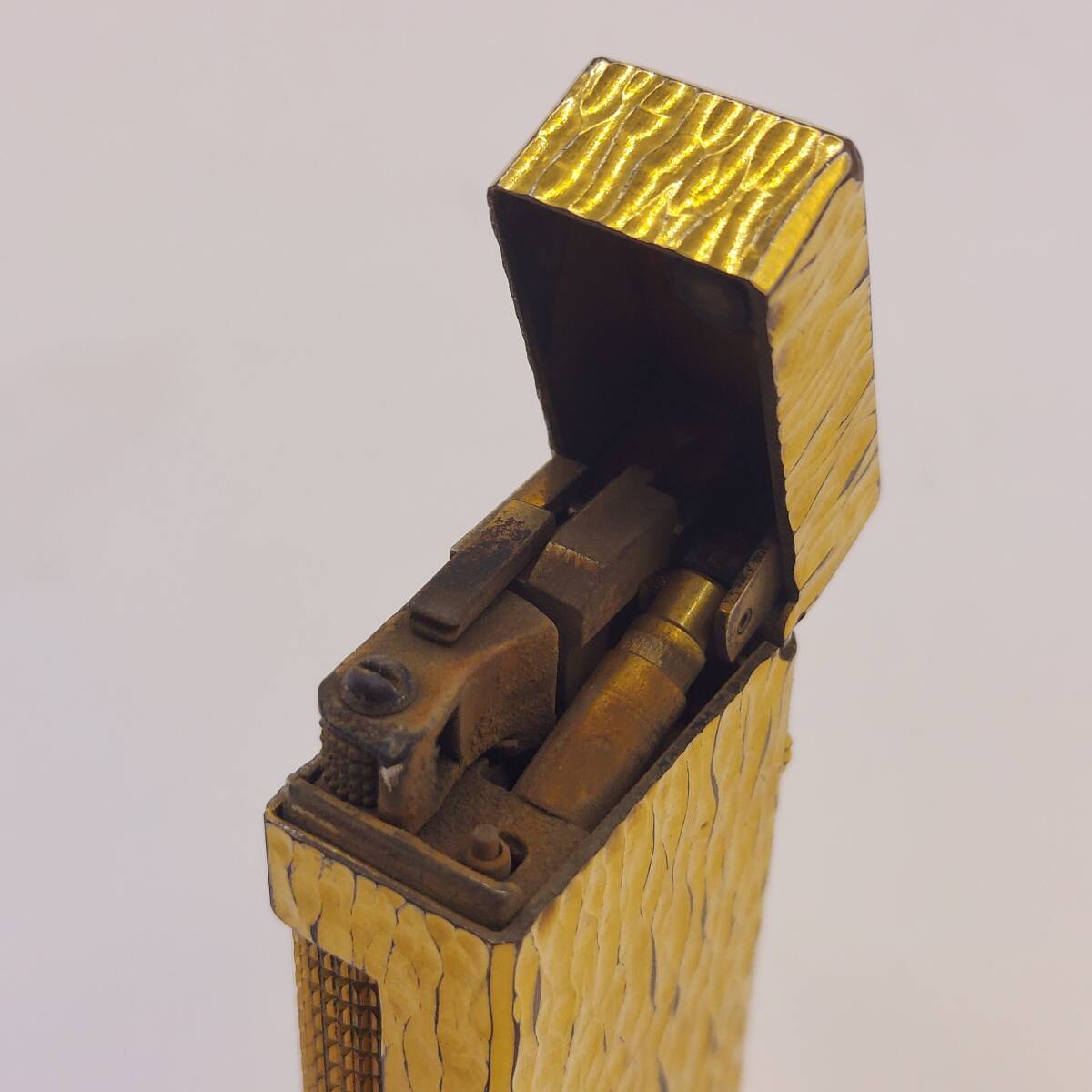 dunhill ダンヒル ガスライターMADE IN SWITZERLAND ゴールド カラー 喫煙具 喫煙グッズ (10865)_画像9
