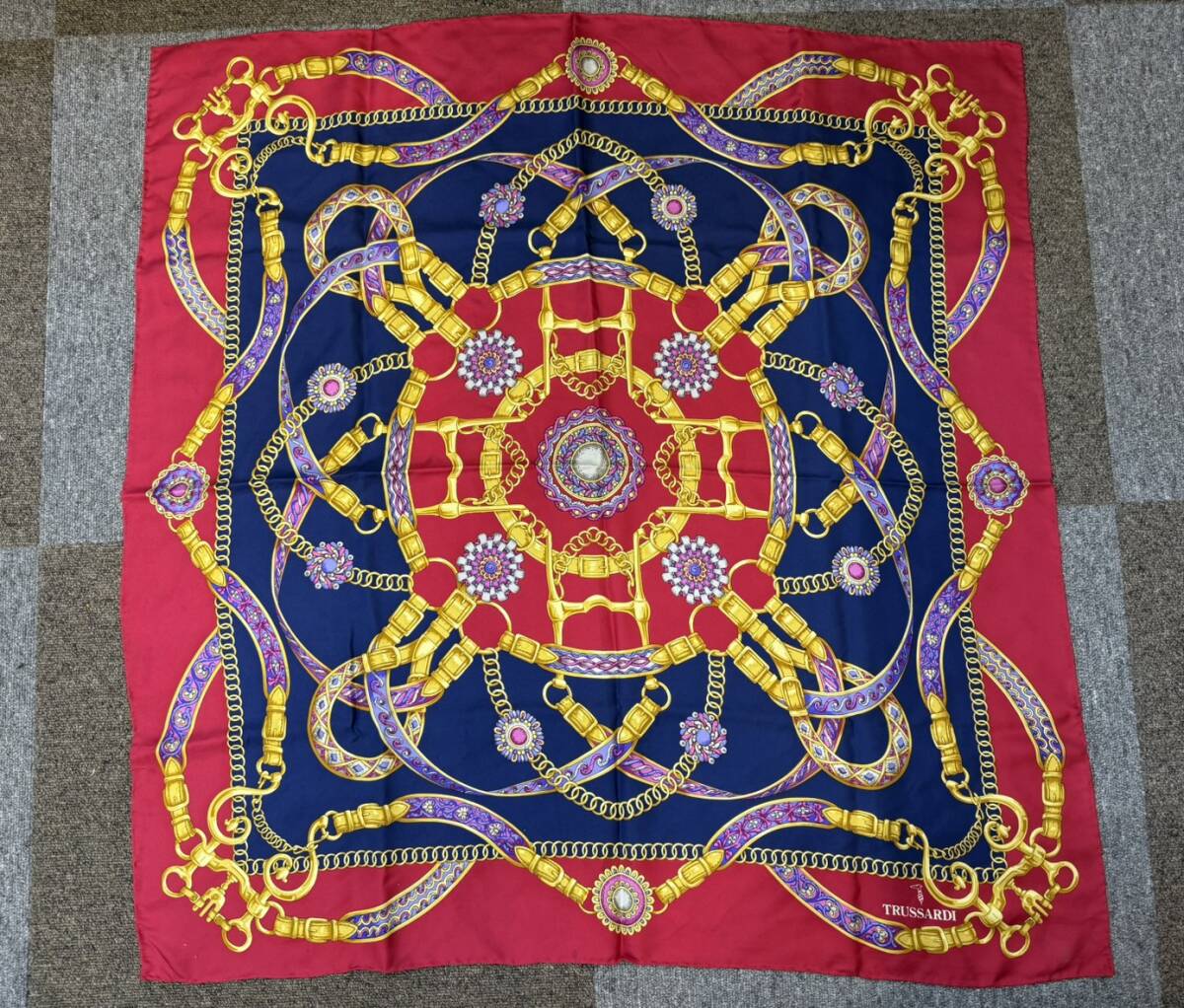 トラサルディ TRUSSARDI スカーフ 大判 一辺約90㎝_画像1