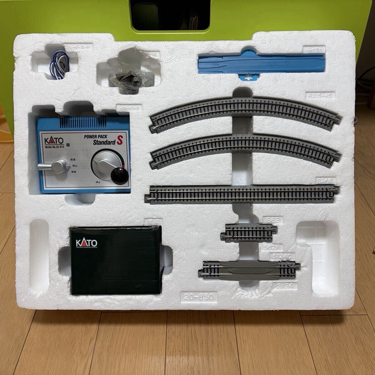 【中古】KATO M1 エンドレス線路基本セット マスター1+V1 島式ホーム用待避線電動ポイント線路セット【旧製品/20-850/20-860】_画像3