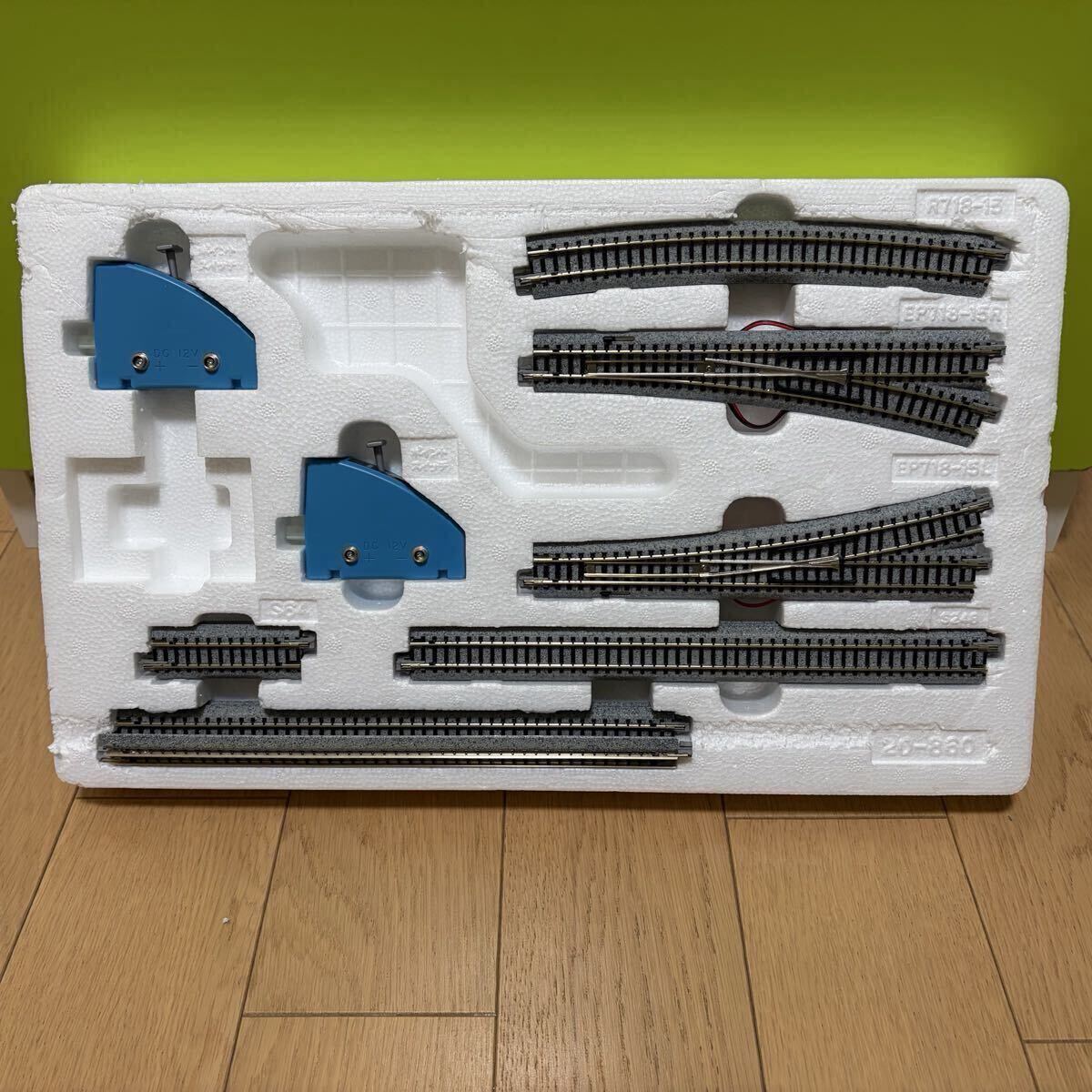 【中古】KATO M1 エンドレス線路基本セット マスター1+V1 島式ホーム用待避線電動ポイント線路セット【旧製品/20-850/20-860】_画像6