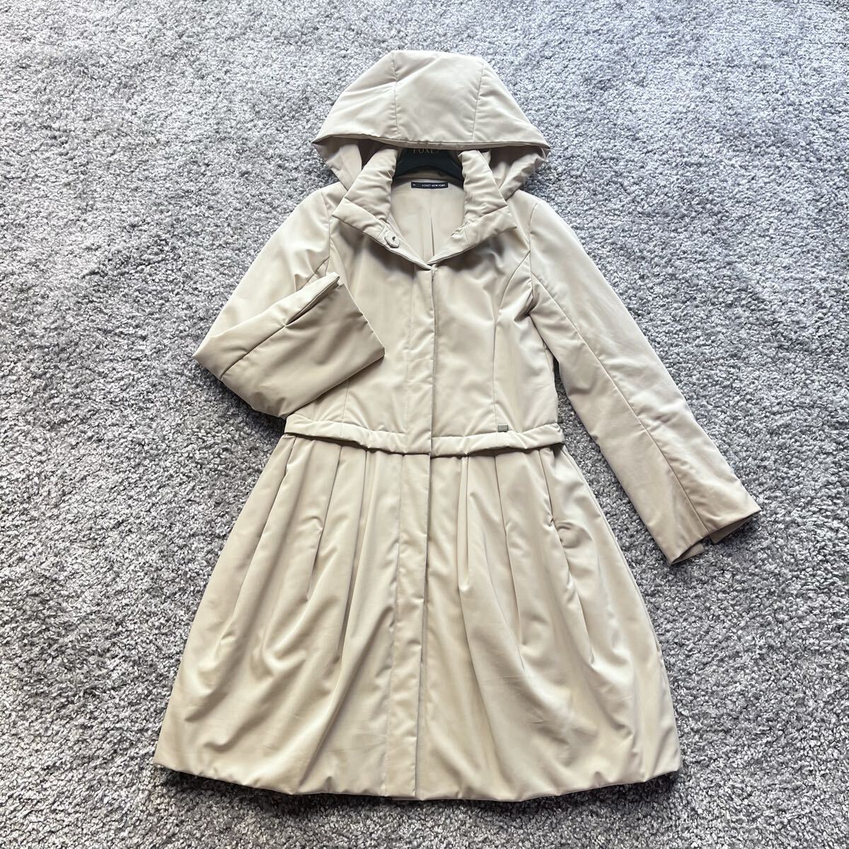 FOXEY NY 40 бежевый с хлопком пуховик 