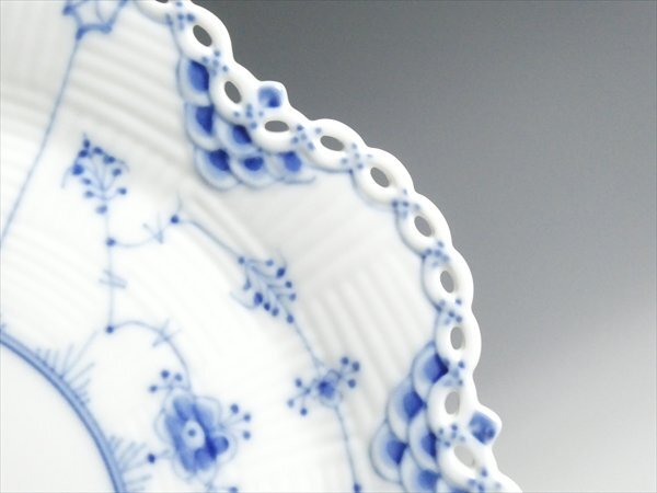 ロイヤルコペンハーゲン ブルーフルーテッド フルレース フラワーリム プレート 大皿 25.2cm n932_画像5