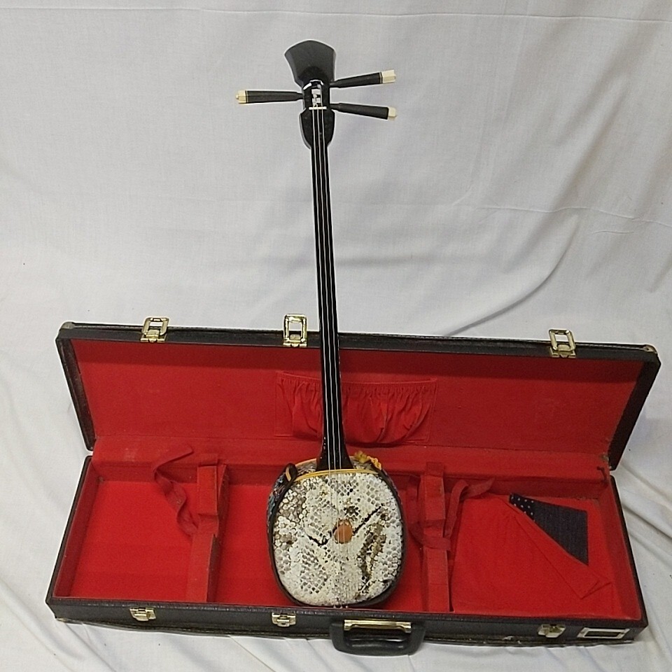 okos113 ●　三線 沖縄 蛇皮？　ハードケース付　さんしん　 弦楽器 和楽器　刺繍　全長約78cm　ジャンク_画像1