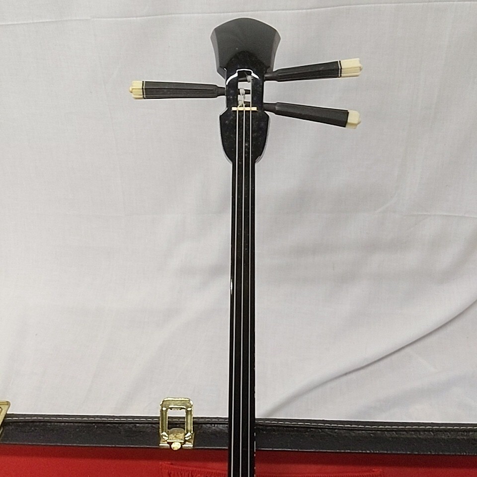 okos113 ●　三線 沖縄 蛇皮？　ハードケース付　さんしん　 弦楽器 和楽器　刺繍　全長約78cm　ジャンク_画像2