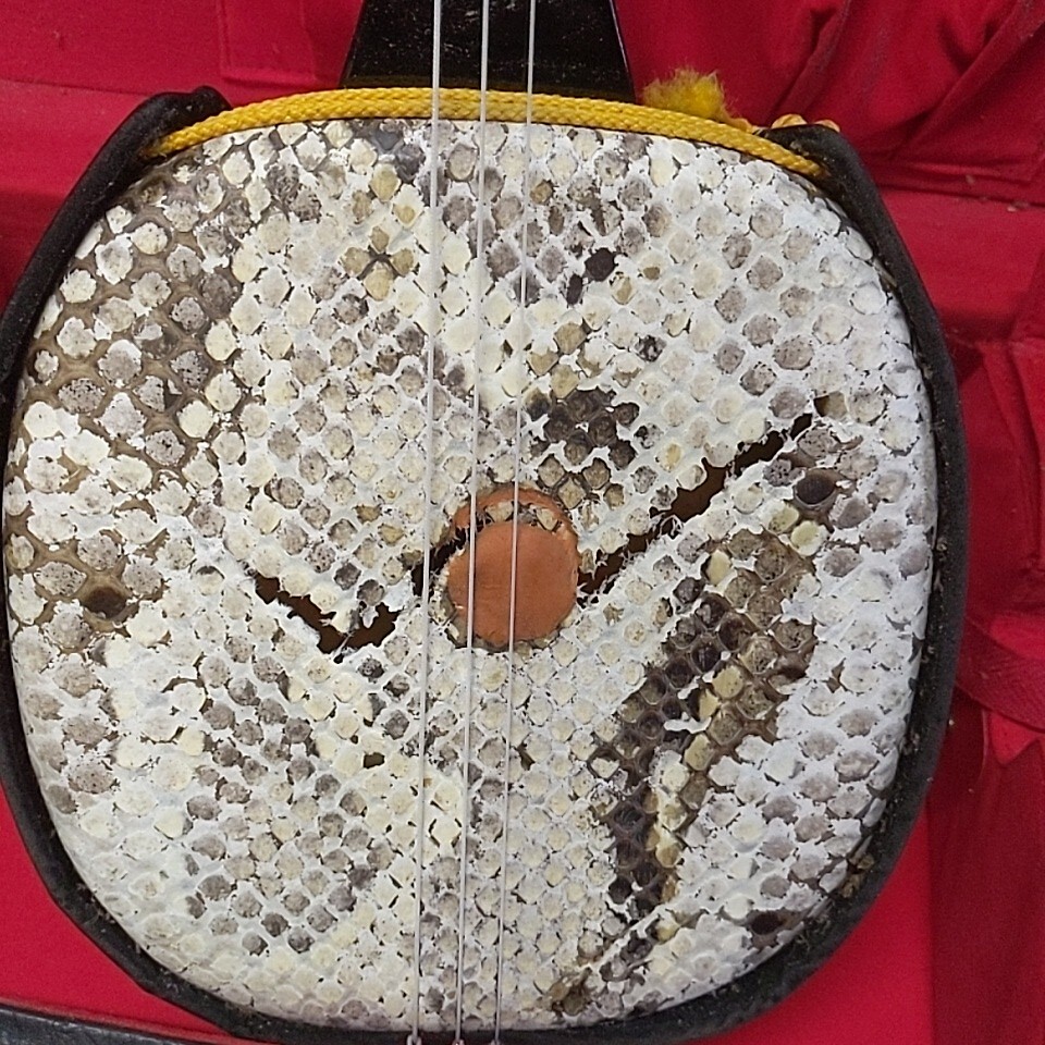 okos113 ●　三線 沖縄 蛇皮？　ハードケース付　さんしん　 弦楽器 和楽器　刺繍　全長約78cm　ジャンク_画像3