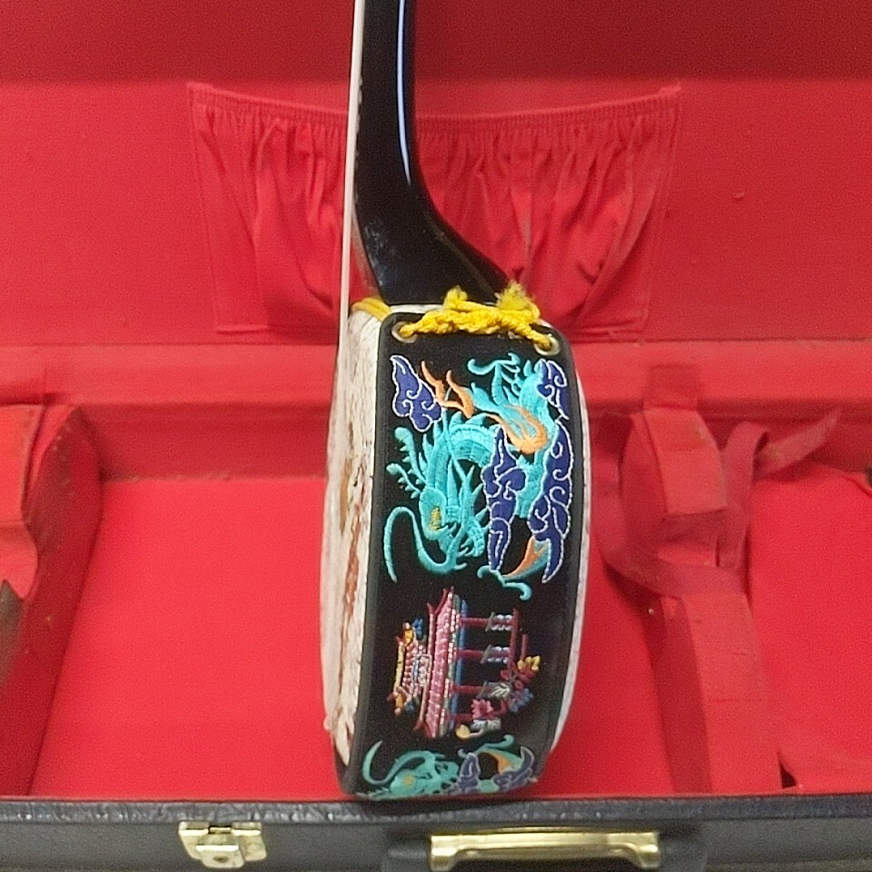 okos113 ●　三線 沖縄 蛇皮？　ハードケース付　さんしん　 弦楽器 和楽器　刺繍　全長約78cm　ジャンク_画像6