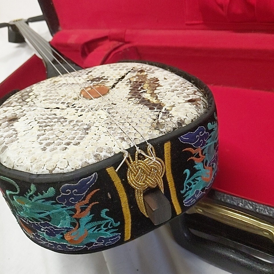okos113 ●　三線 沖縄 蛇皮？　ハードケース付　さんしん　 弦楽器 和楽器　刺繍　全長約78cm　ジャンク_画像8