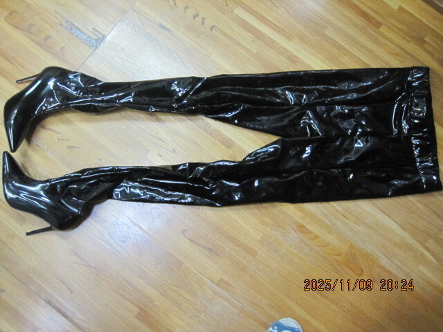 エナメル レディース 光沢ブラック ポインテッドトゥ オーバーザニー OTK ブーツ！_画像4