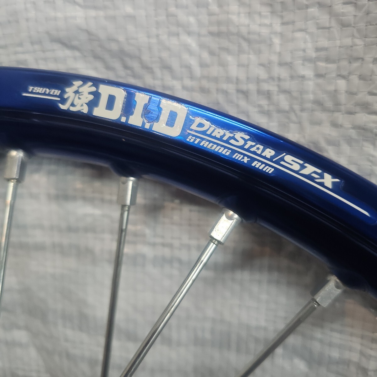 新品未使用 2020年 YZ250F D.I.D 強リム フロントホイール 1.60×21 ブレーキディスク付 ビートストッパー付 ヤマハ モトクロス 部品_画像3