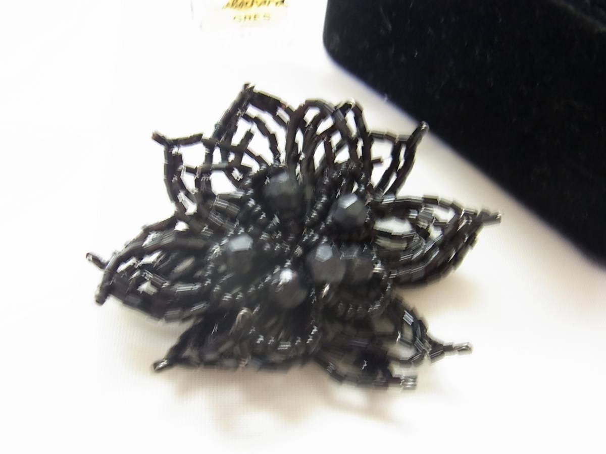 ブラックカラーのビーズ装飾　黒のお花のようなデザイン　シックな印象　大人ガーリー　ブローチ◇_画像1
