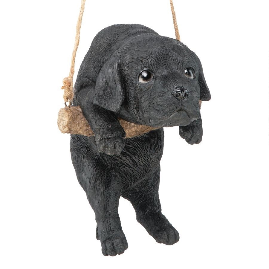 木にぶら下がっているブラックラブラドルレトリバーの彫刻　インテリア置物屋外オブジェ装飾品子犬ぶら下がり吊るす吊り下げフィギュア雑貨