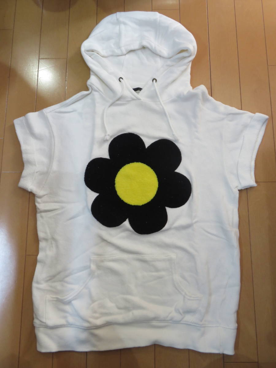胸の花柄がダイナミック ノースリーブ トレーナーパーカー 白色 140 150センチ クリーニング済美品