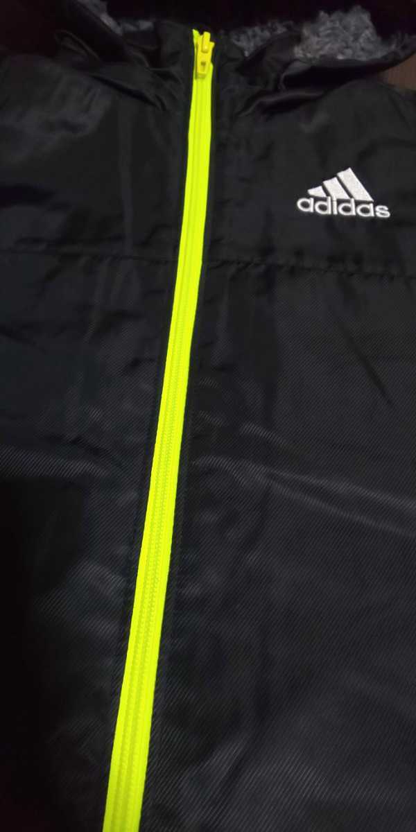美品adidas裏ボア、黒、ロゴ、ライン白、ファスナー蛍光色ベンチコート サイズ130_画像4