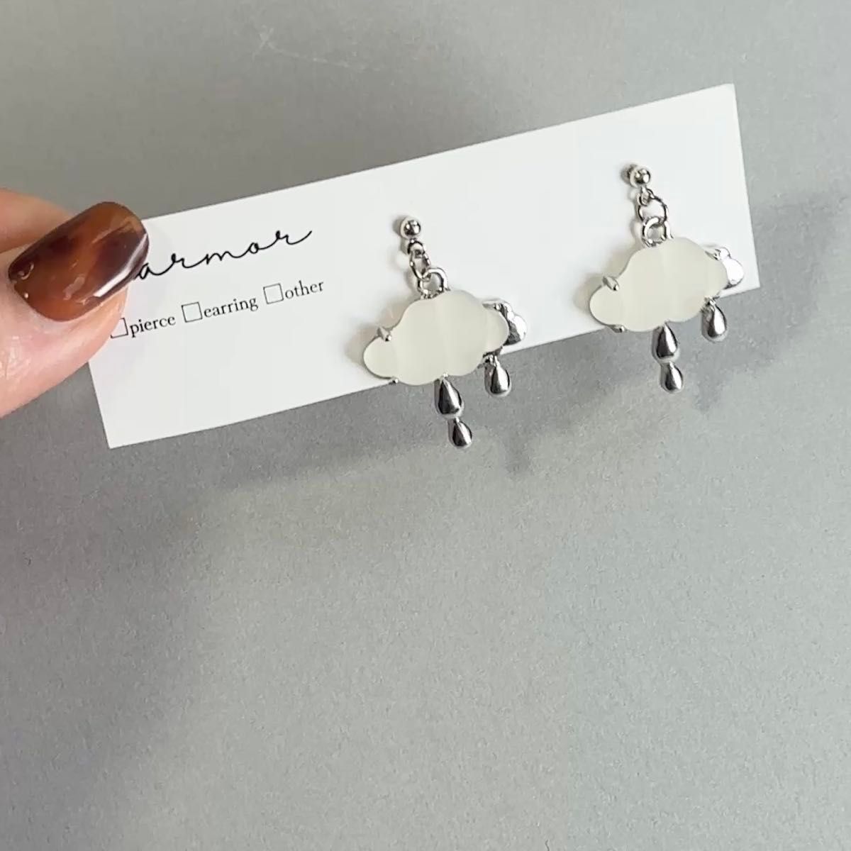 No.1470 シルバー 雲 ピアス イヤリング すりガラス風 カジュアル 個性的 シンプル 銀 樹脂ノンホールピアス