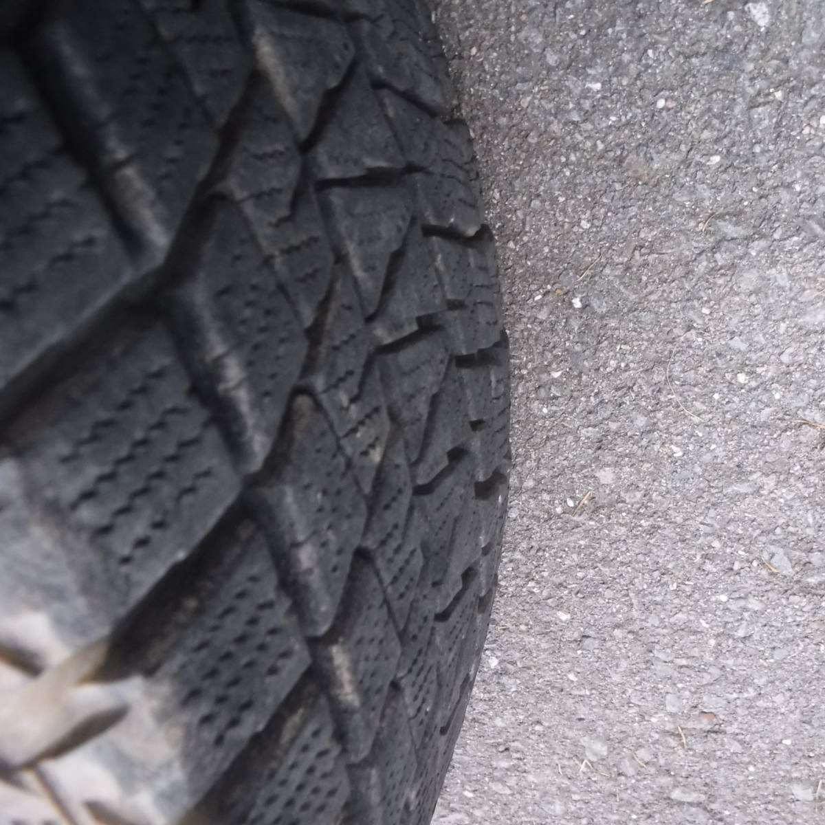 H66Wパジェロイオ215/65R16インチBRIDESTONEスタッドレスタイヤBLIZZAKブリジストンDM-V1ブリザック 冬用タイヤSTUDLESS _画像3