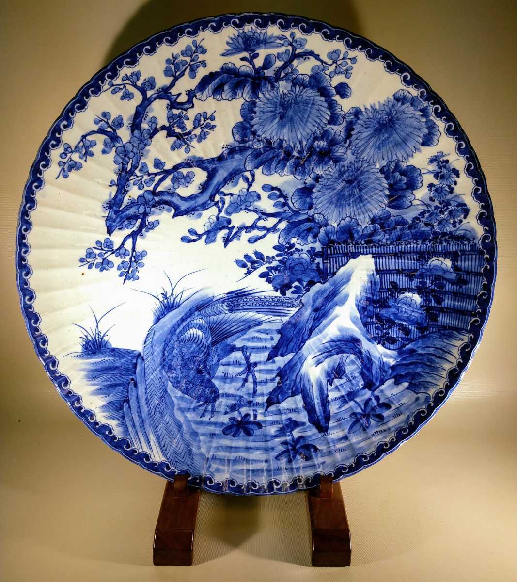 人気No.1】 古伊万里 染付 梅菊雉図 57cm 波形輪花 大皿 飾皿 a-大