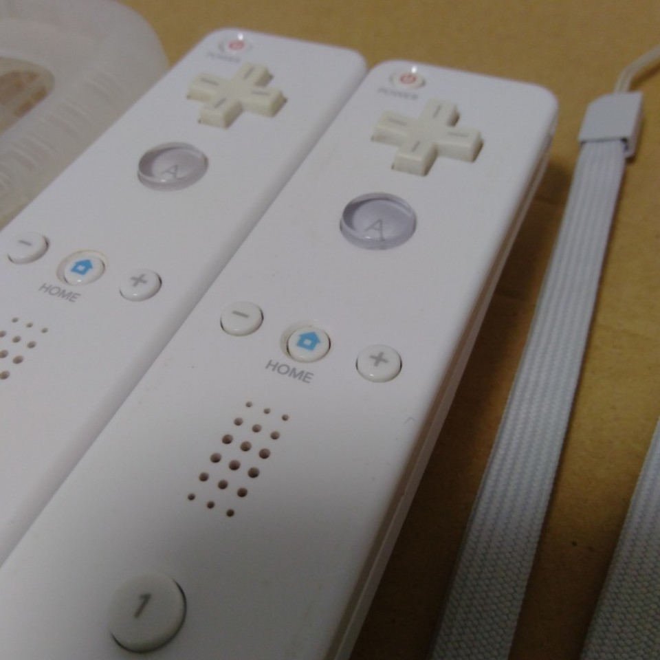 Wii リモコン 白 2本 ストラップ/ジャケット付き