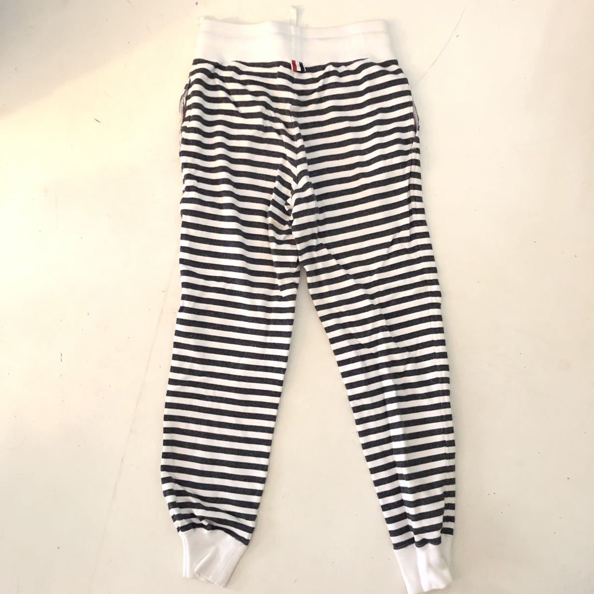 半額 (M) セットアップ THOM BROWNE ボーダー パーカ パンツ トムブラウン フーディ パーカー スエット スウェット スーツ サングラス 眼鏡_画像5