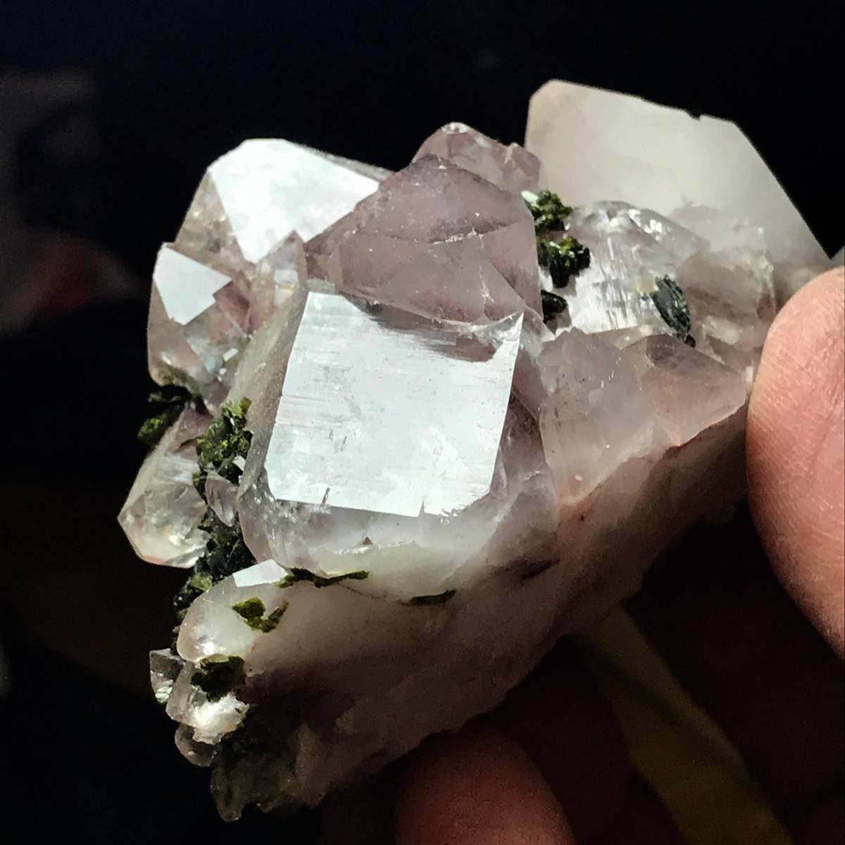 水晶と緑簾石の共生・177g（中国産鉱物標本・四川省産）