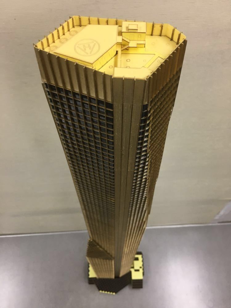 グラス・タワー(映画「タワーリング・インフェルノ」)のペーパーモデル（1/500、金色塗装、ガラス面は黒光沢。）