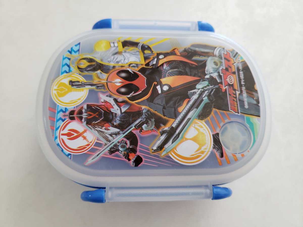 Используется призрачная коробка призрака Kamen Rider