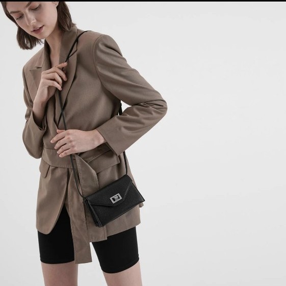 【新品未使用】CHARLES & KEITH ターンロック ベルトバッグ