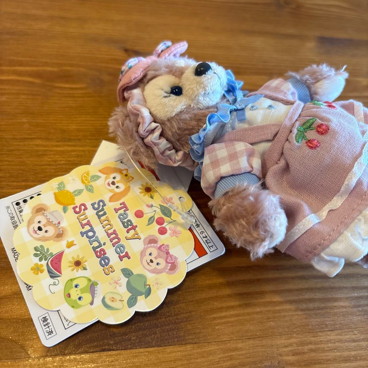 ディズニー シェリーメイ ぬいぐるみバッジ テイスィサマーサプライズ