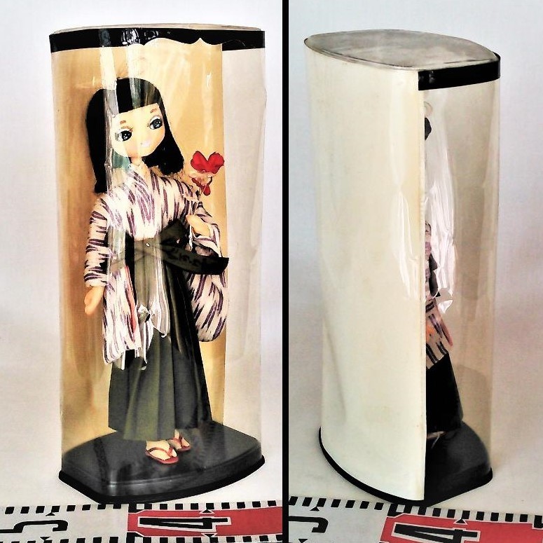 お得な情報満載 ◎昭和の人形《ハカマ姿のポ-ズ人形》(宝塚歌劇土産)〈透明樹脂ケ-ス入・中古〉◎ その他