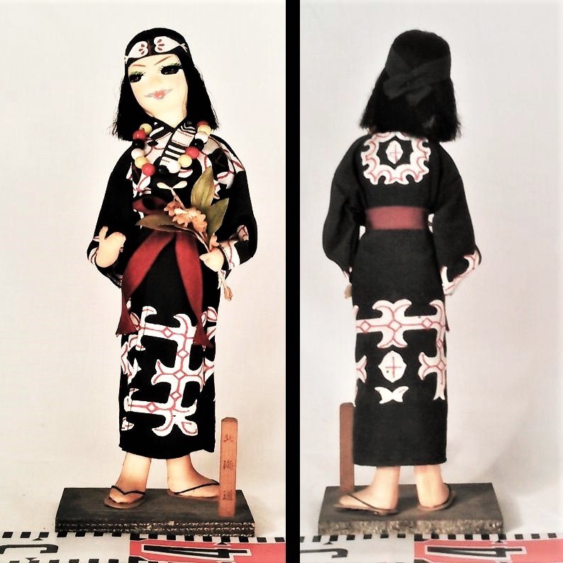 ◎昭和の人形《アイヌ姿のポ－ズ人形》(北海道の土産)〈ケ－ス無・中古〉◎_全体写真…左側は正面写真・右側は背面写真