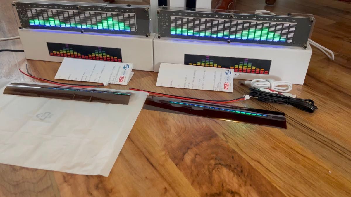 スペクトラムアナライザー　二台セットで一台は新品です。マイク内蔵で設置のみでも即カッコよく使えるよ レベルインジケーター